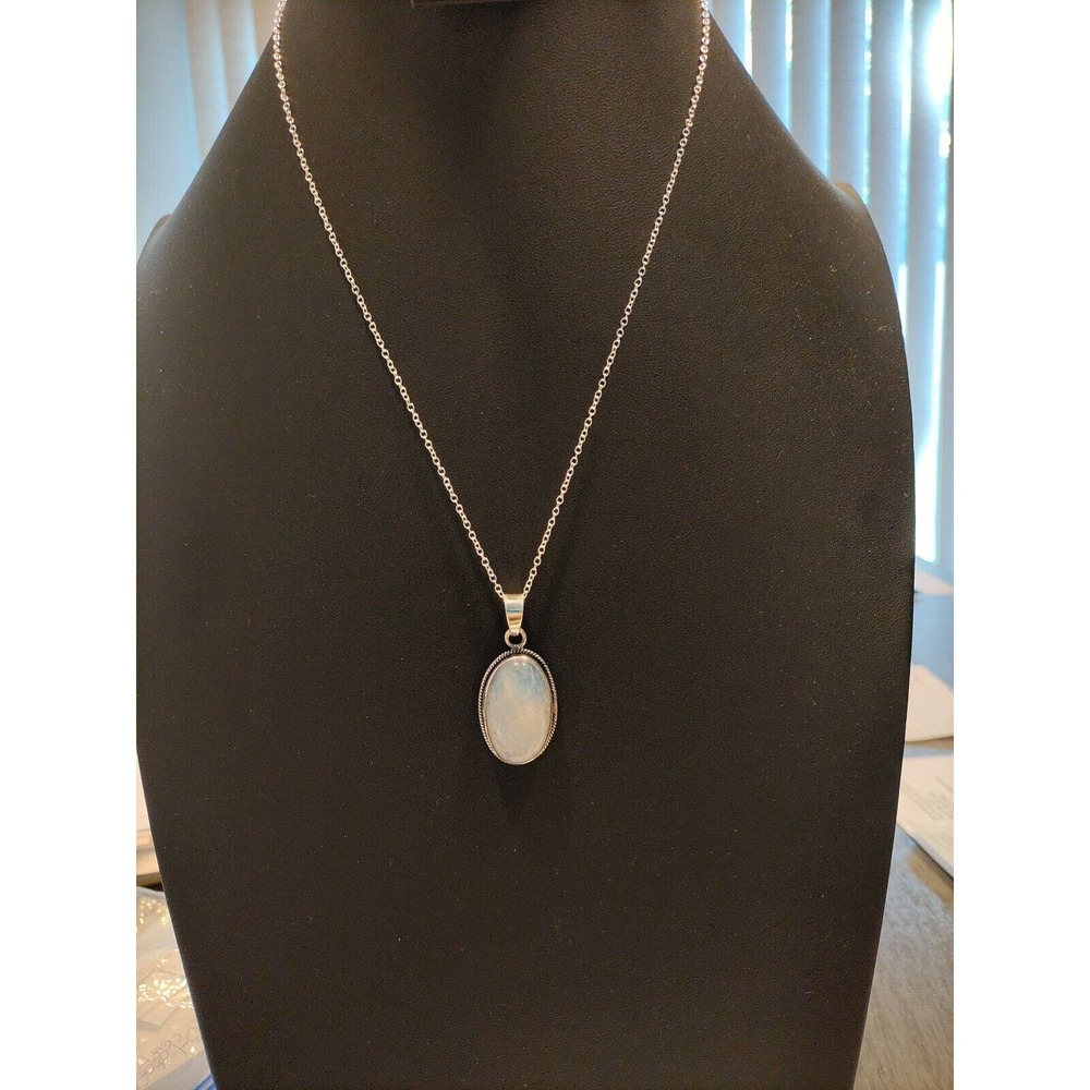 GORGEOUS NEW W/O TAGS 20" STERLING SILVER NECKLACE WITH OVAL MOONSTONE PENDANT